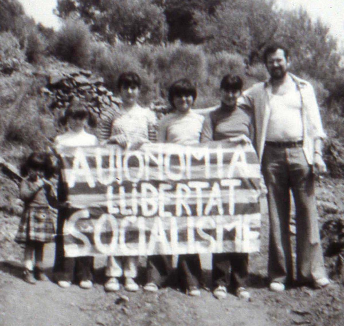 La familia Giner pidiendo &quot;Autonomia, llibertat i socialisme&quot; en la década de los 70.