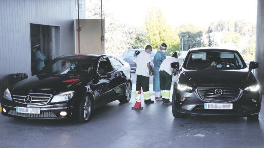 Pruebas PCR realizadas esta semana en el Covid-Auto del Meixoeiro. // R. Grobas