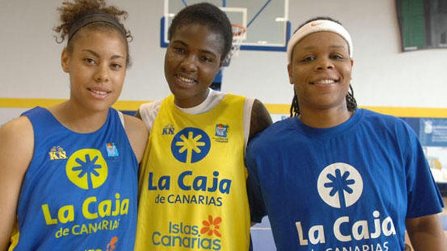 Aubrey Vandiver, Vanessa Blé y D&#039;Andra Moss posan sonrientes en el pabellón de La Paterna, ayer. i J. C. CASTRO