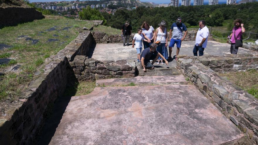 La moneda visigoda hallada en Gauzón luce en el Arqueológico