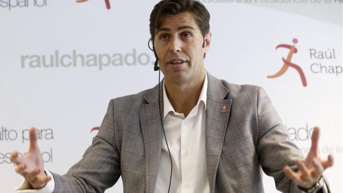 Raúl Chapado presentando su candidatura a la presidencia de la RFEA