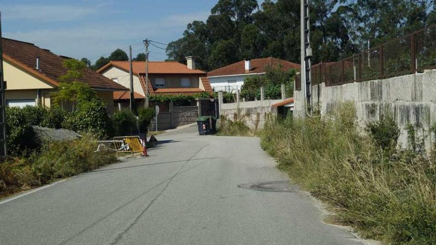 Uno de los viales de la Diputación que presenta baches y maleza en sus márgenes.  // Concello de Redondela