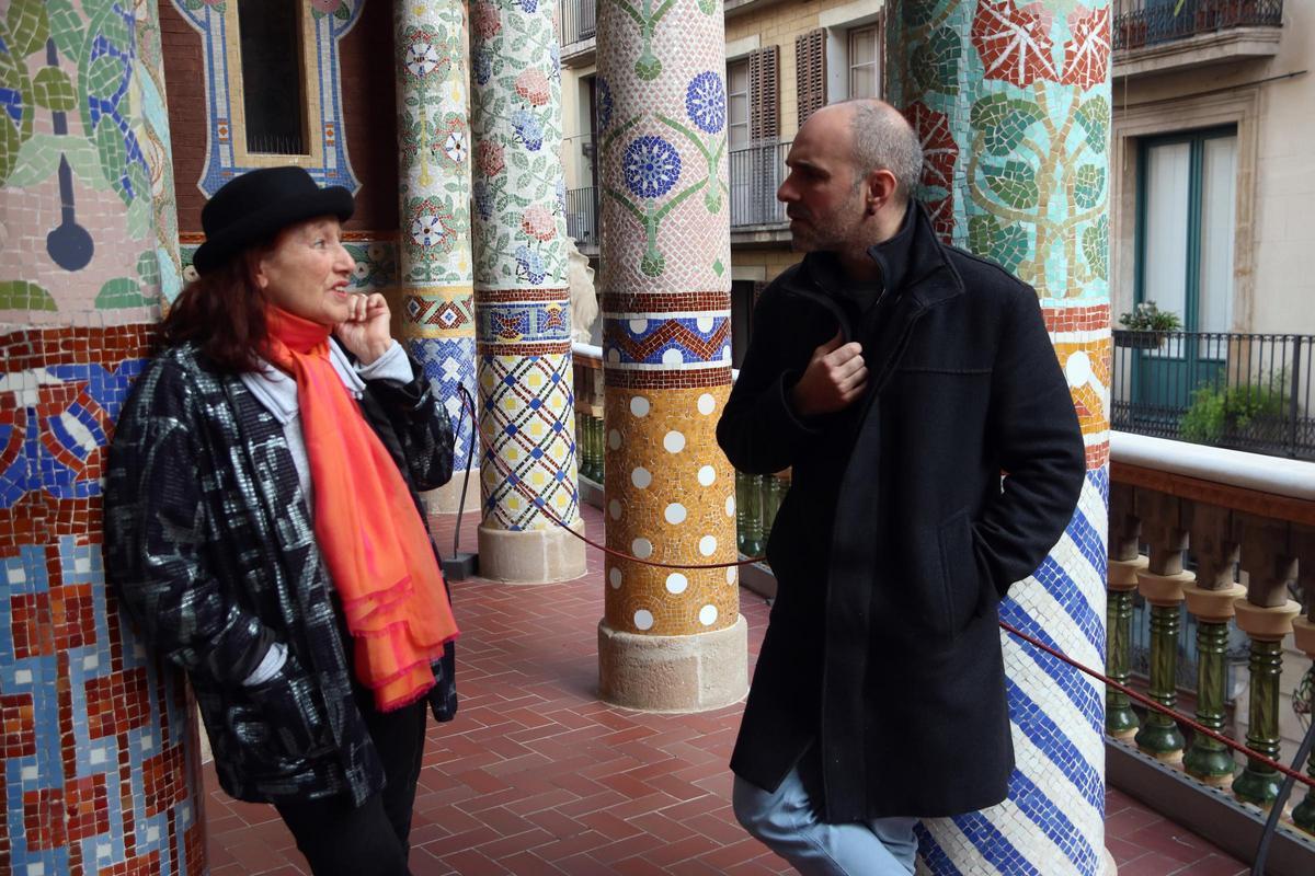 L'artista visual Eugènia Balcells i l'organista Juan de la Rubia conversen al Palau de la Música en una imatge d'arxiu.