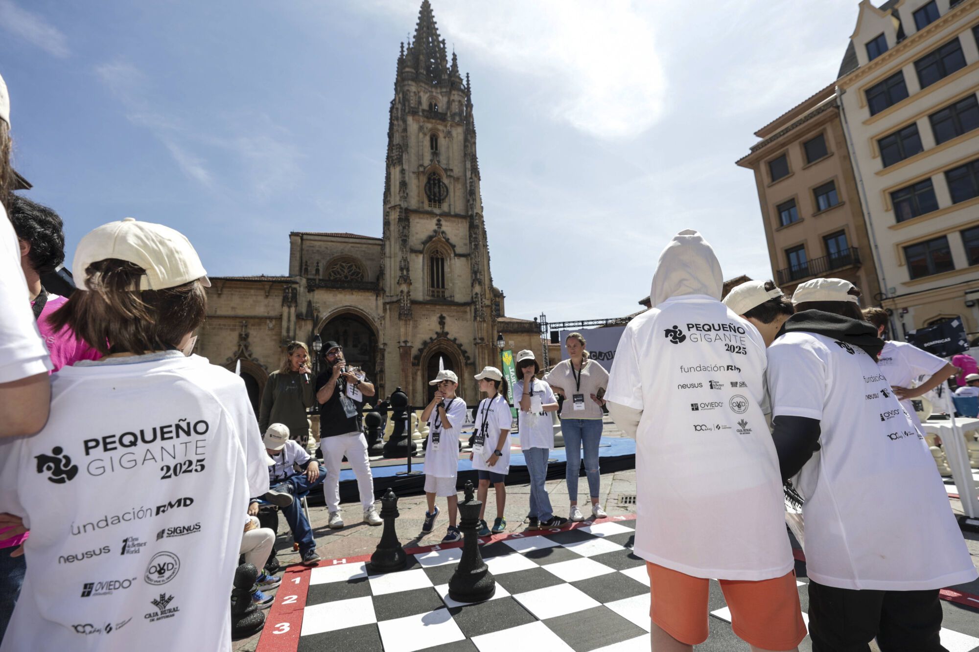 EN IMÁGENES: Torneo escolar de ajedrez gigante en la plaza de la catedral de Oviedo