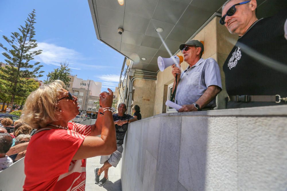 Más de 400 jubilados se concentran para exigir la apertura de las cafeterías de centros de mayores de Torrevieja