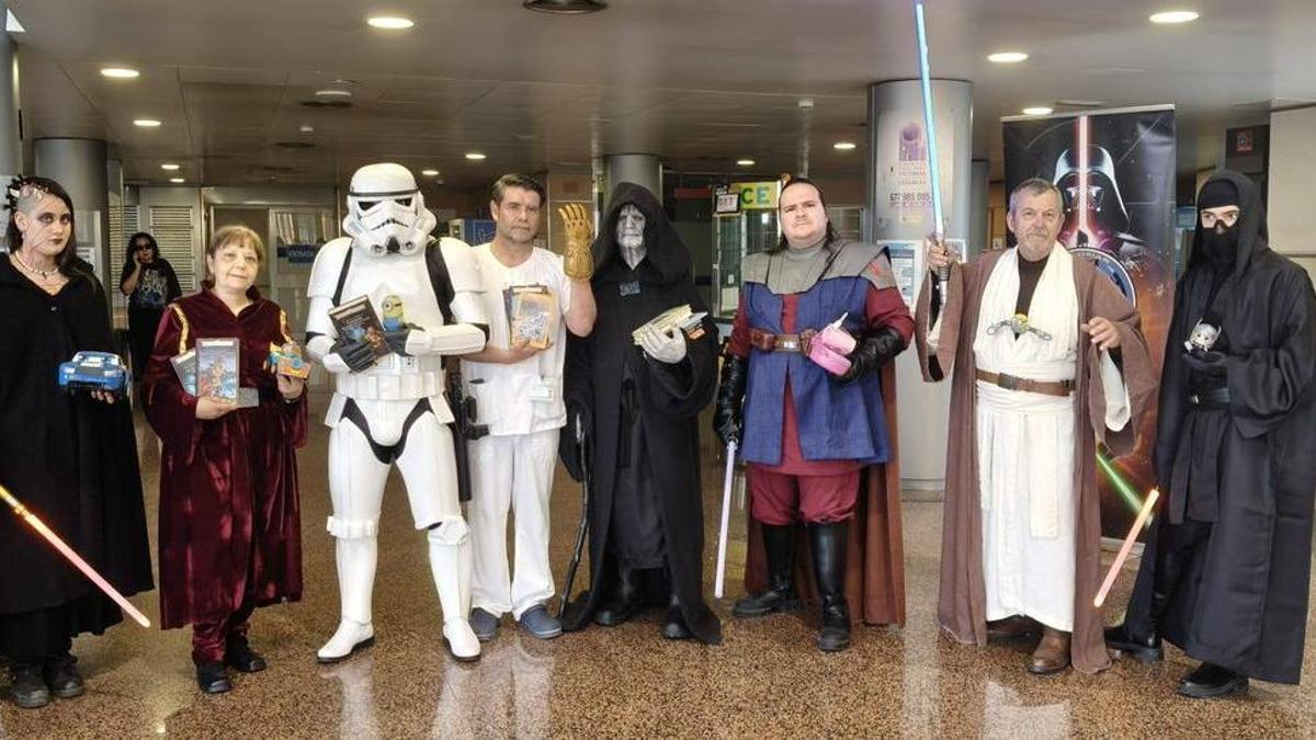 Los miembros de la Orden 66 Asturias vestidos de Star Wars junto a los juguetes y los libros regalados al hospital.