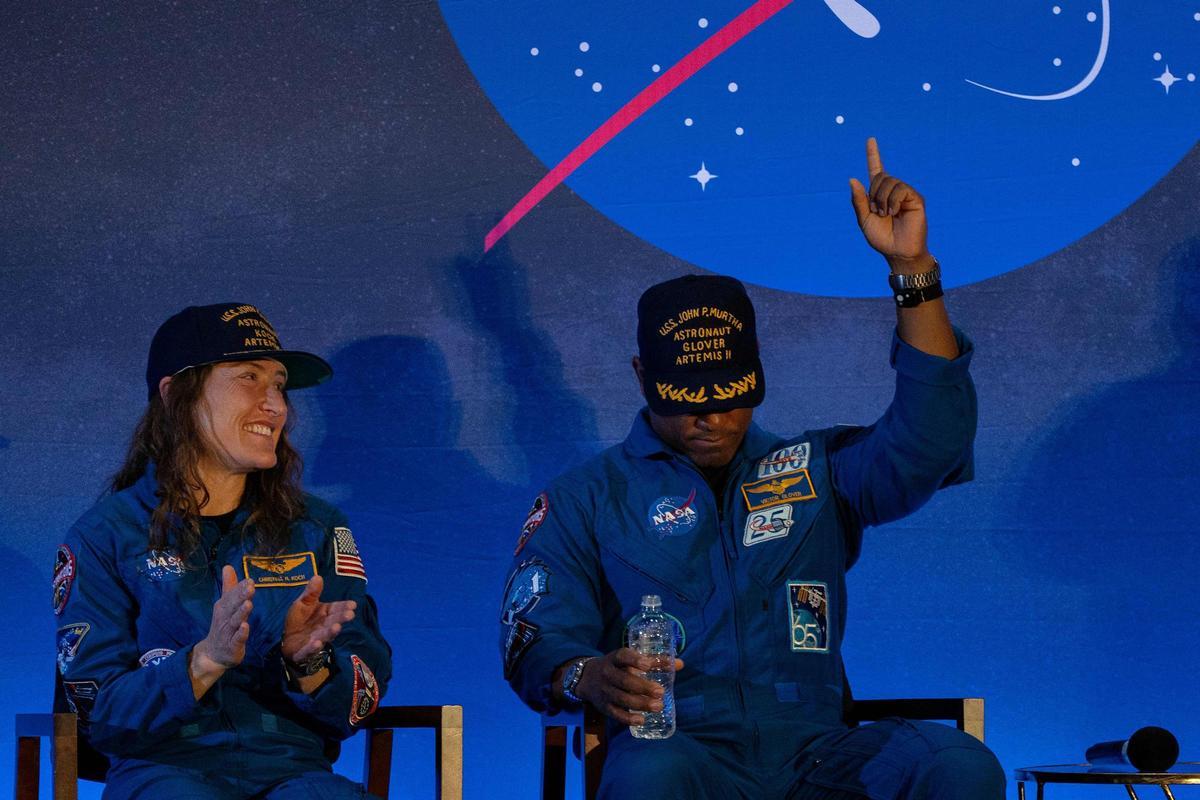 Els astronautes d’Artemis II Christina Koch i Victor Glover durant la roda de premsa d’aquest dissabte a Houston, Texas.