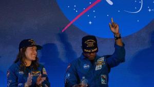 Los astronautas de Artemis II Christina Koch y Victor Glover durante la rueda de prensa de este sábado en Houston, Texas.