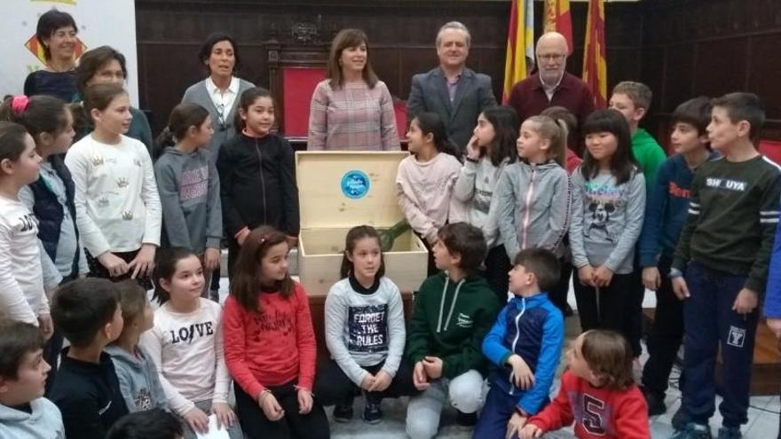 Los responsables del proyecto, del ayuntamiento, el Consell de Xiquets y alumnos de un centro que han acudido a la presentación.