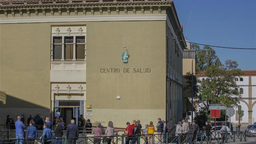 Colas en los ambulatorios por la vacuna de la gripe