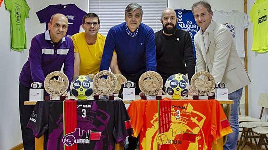 Directivos y jugadores del BM La Muralla, ayer en la presentación del torneo.