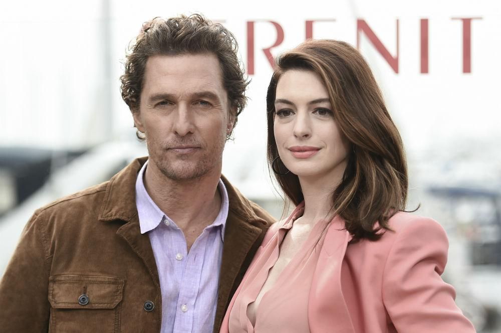 Matthew McConaughey junto a Anne Hathaway en la presentación de 'Serenity'