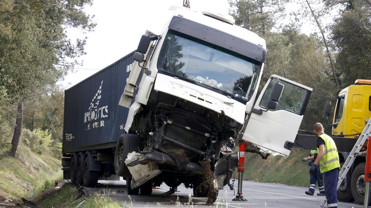 Imagen del camión implicado en el accidente tras el choque mortal en Maçanet de la Selva