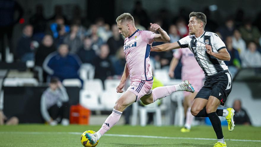 Demasiado castigo para el Oviedo: derrota (2-0) que le saca de los puestos de play-off