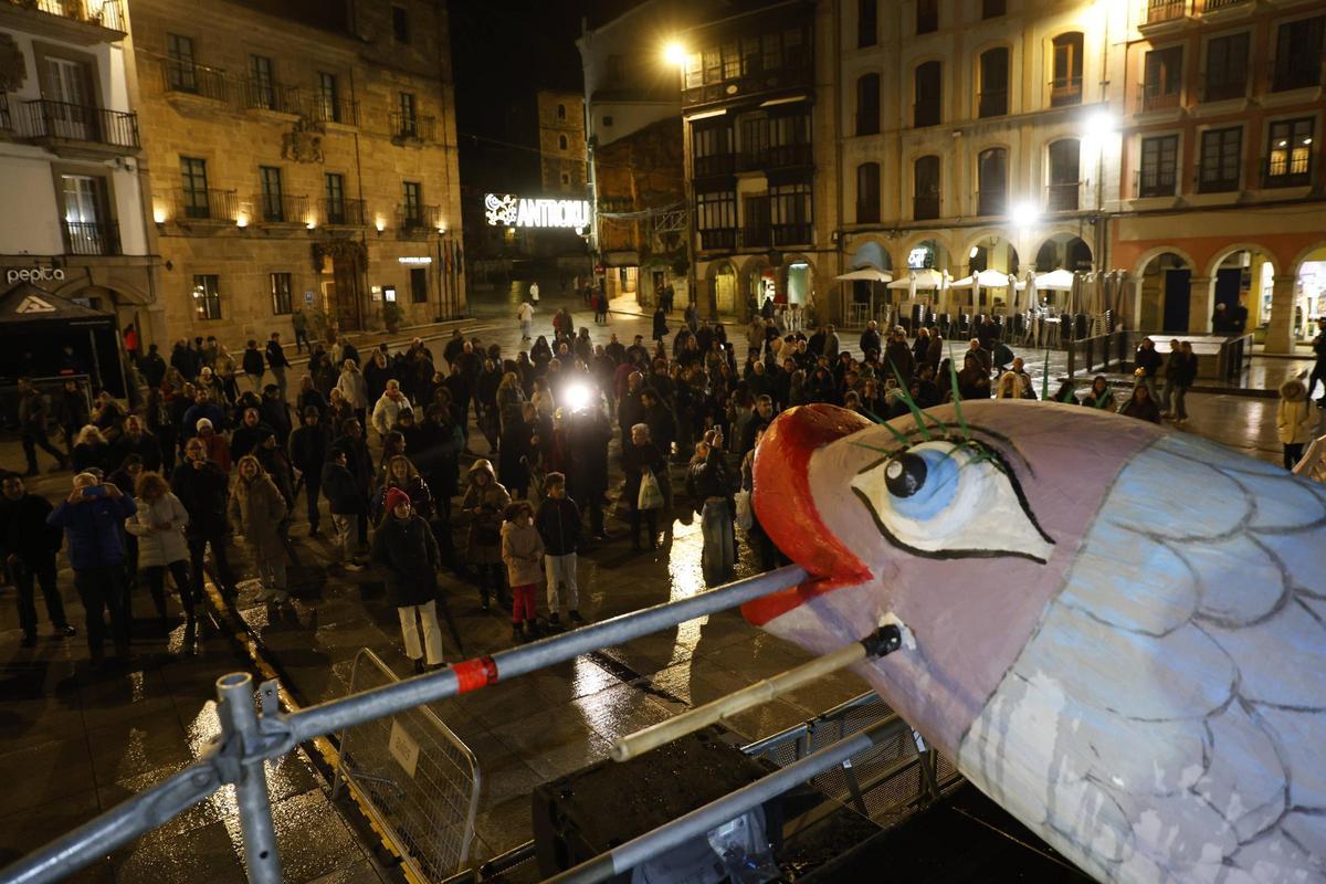 EN IMÁGENES: el entierro y quema de la sardina pone fin al multitudinario Antroxu de Avilés
