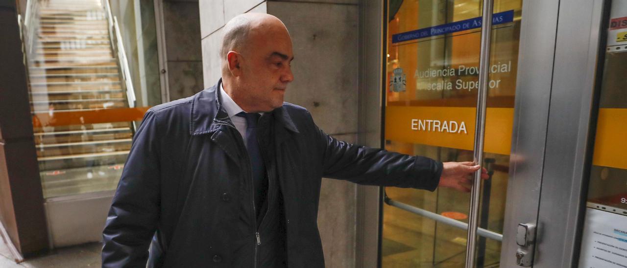 El abogado Fernando Barutell entra esta mañana en la Audiencia Provincial, en Oviedo, para seleccionar al jurado en el caso Ardines