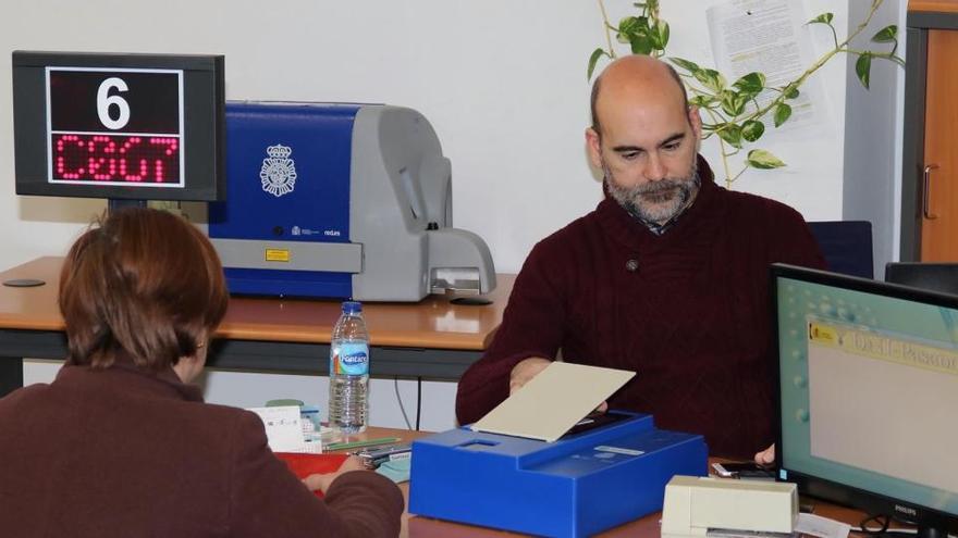 Oficina de la Policía Nacional para renovar el DNI en Huelva.