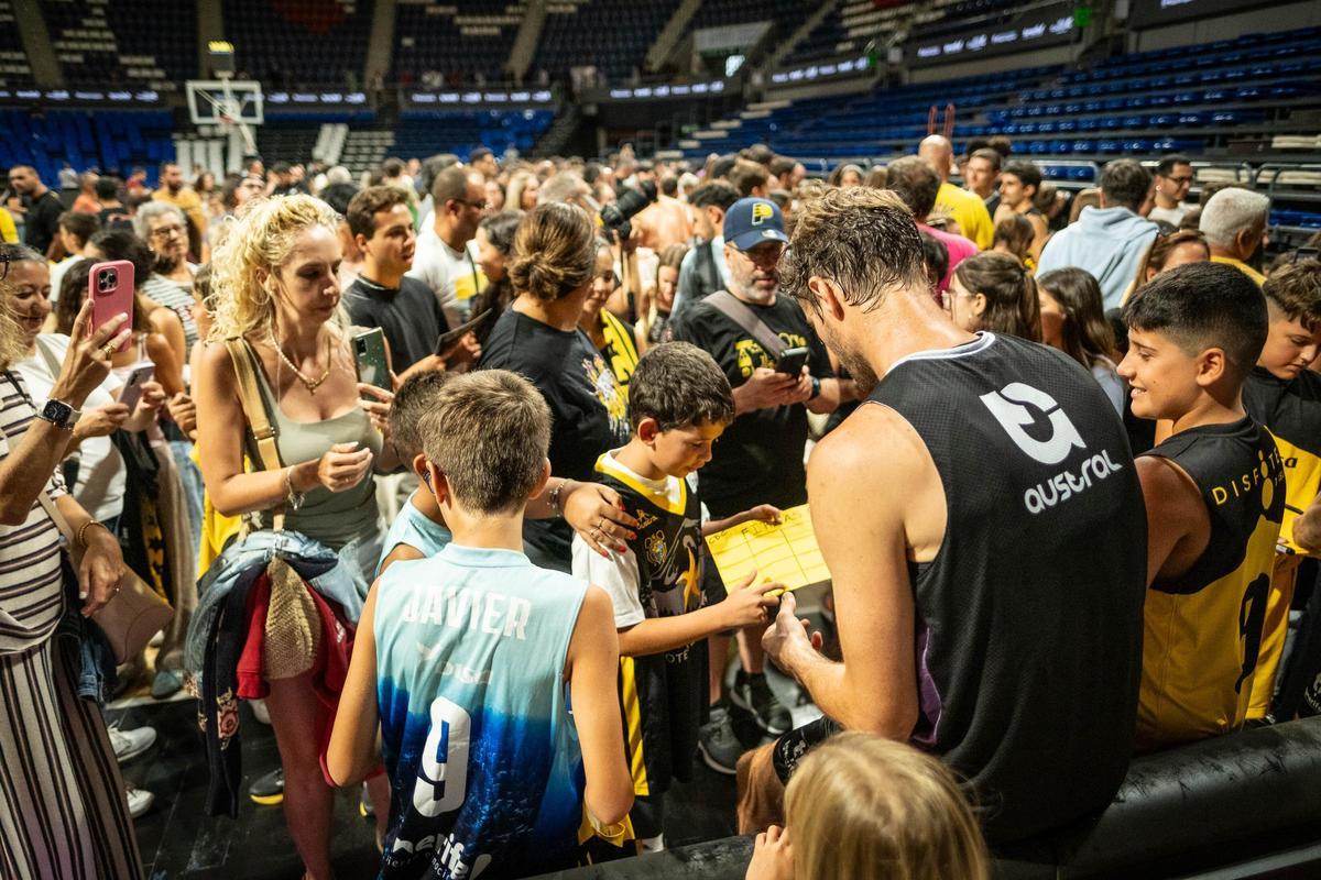 Aaron Doornnekamp firma autógrafos a varios jóvenes afiiconados.