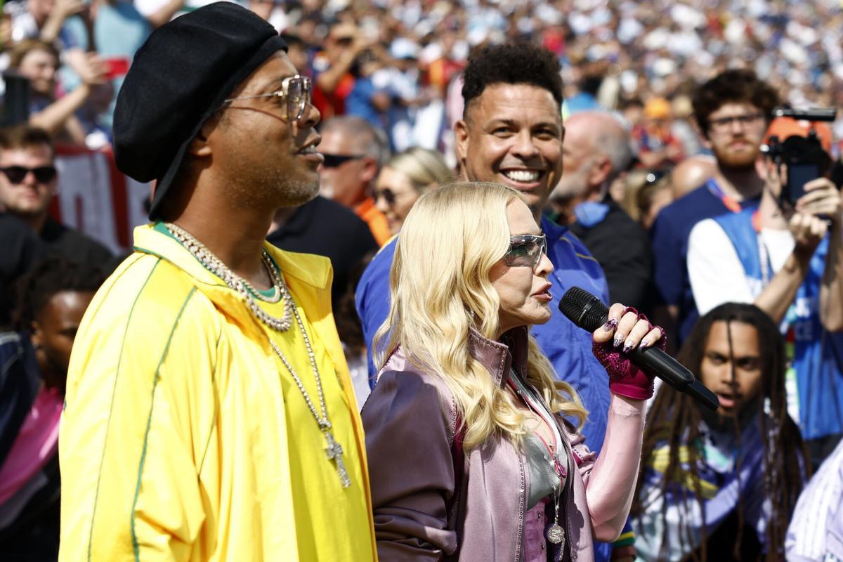 La cantante estadounidense Madonna (c) fue captada el pasado 18 de julio, acompañada de los exfutbolistas brasileños Ronaldo (d) y Ronaldinho (i), durante el espectáculo de medio tiempo de la final de la Copa Mundial de la FIFA 2026, en East Rutherford (Nueva Jersey, EE.UU.). EFE/Will Olíver. NO VENTAS ZONA EPA