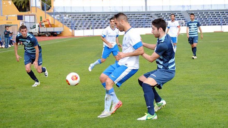 Añón, autor del solitario tanto del Marbella FC, controla el esférico ante un rival.