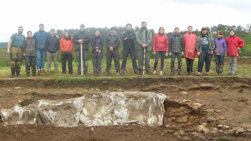El equipo de arqueólogos y estudiantes, ayer, tras retomar la excavación del castro de Doade.