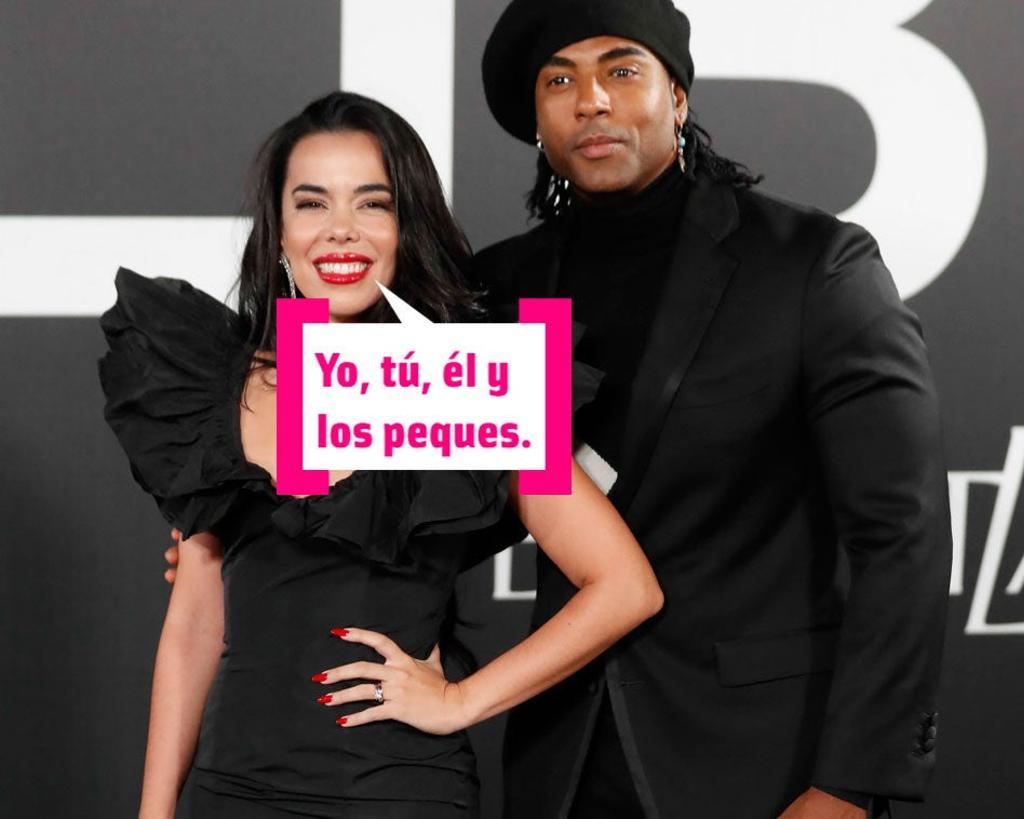 Beatriz Luengo y Yotuel Romero posando en un photocall