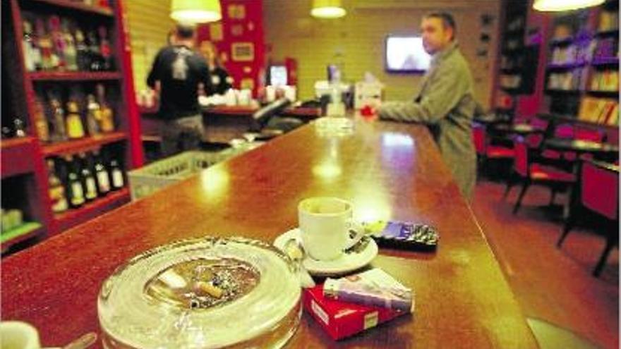 Ja no es veuran més cendrers ni cafès amb cigars. A la imatge, ahir el bar Studio Store Coffee de Girona.