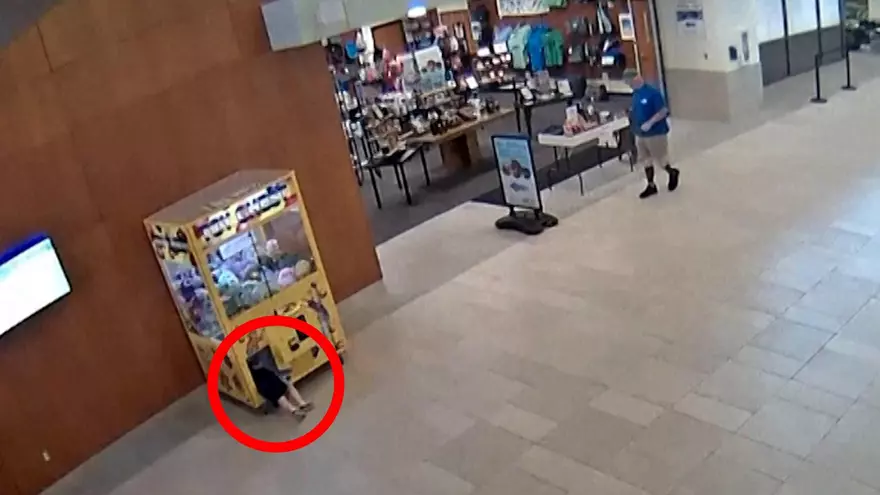 Un niño es rescatado tras meterse en una máquina de peluches en Ohio