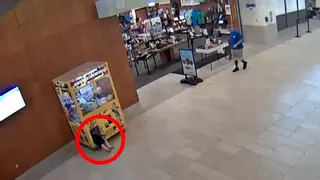 Un niño es rescatado tras meterse en una máquina de peluches en Ohio