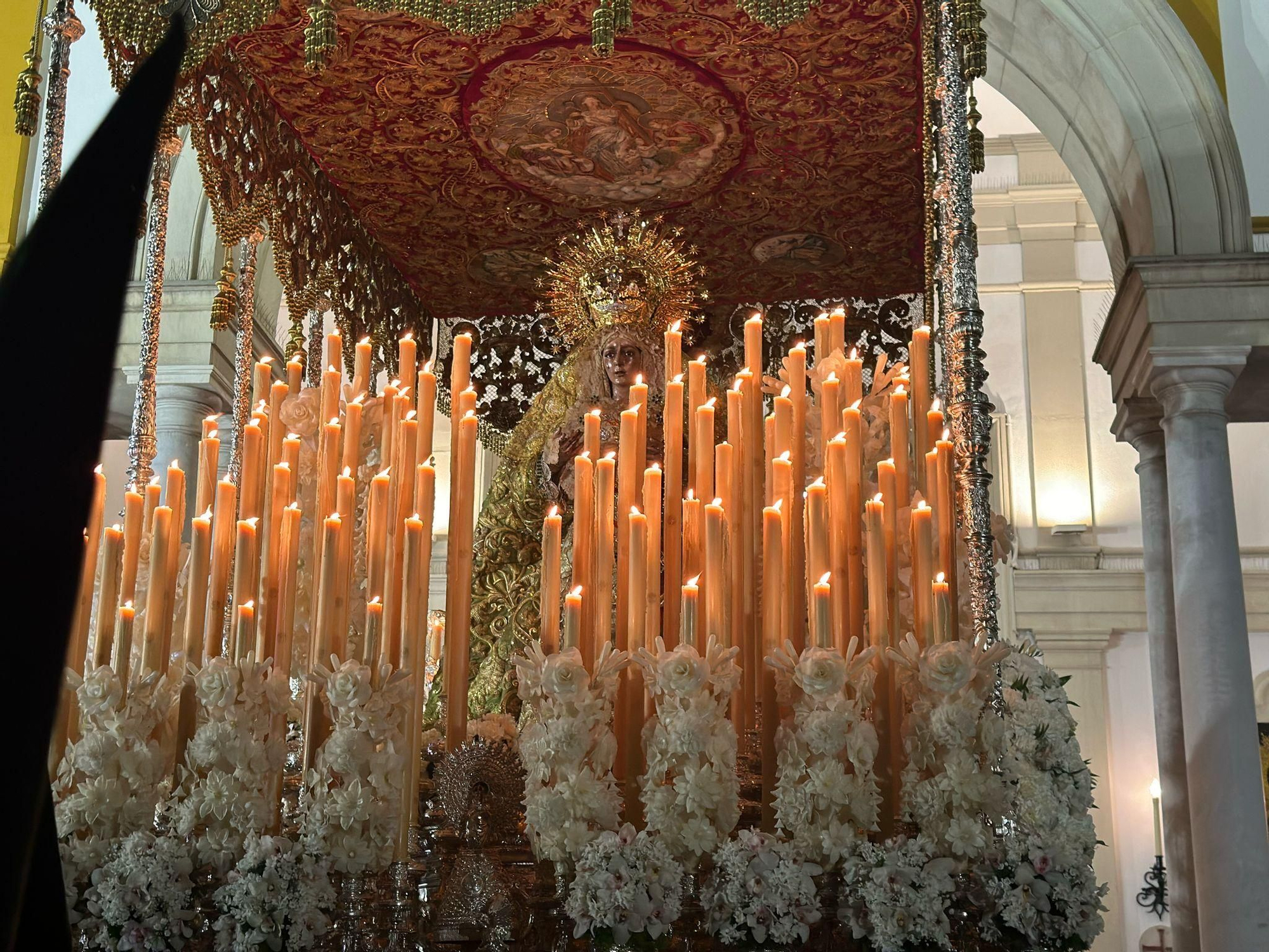 Salida de la Macarena de su basílica