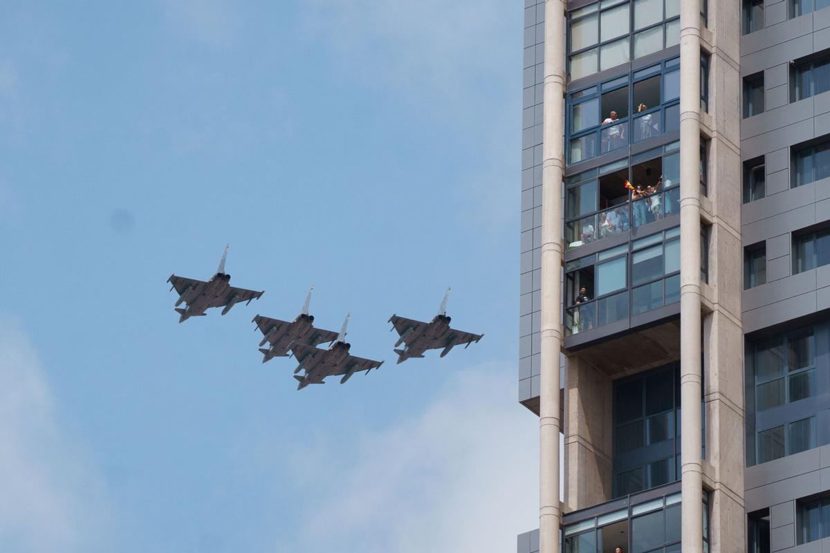 SANTA CRUZ DE TENERIFE, 07/06/2025.- Eurofighters del Ejército del Aire participan en el desfile con motivo del Día de las Fuerzas Armadas 2025 en Santa Cruz de Tenerife este sábado. EFE/Ramón de la Rocha