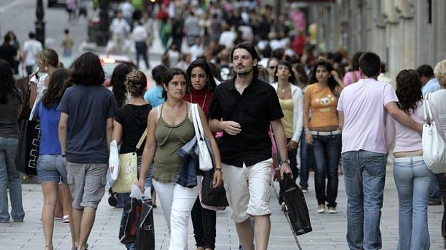 Compradores en busca de gangas en el centro comercial de El Corte Inglés, en Vigo.