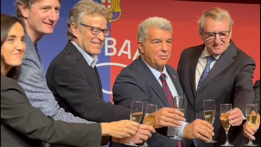 El presidente del Barça, Joan Laporta, junto a Joan Vehils, director de Sport, en la comida de Navidad con los medios
