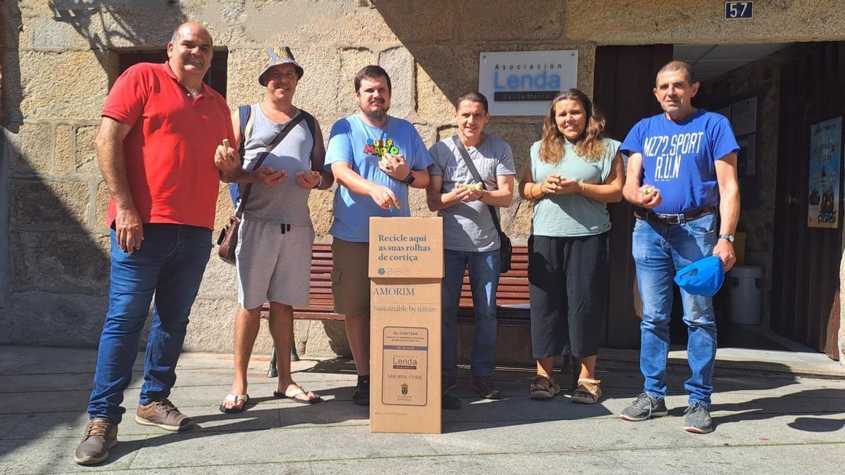 El edil de Medio Ambiente, Alberto Álvarez, y la educadora social Débora González con usuarios de Lenda que participan en el programa.