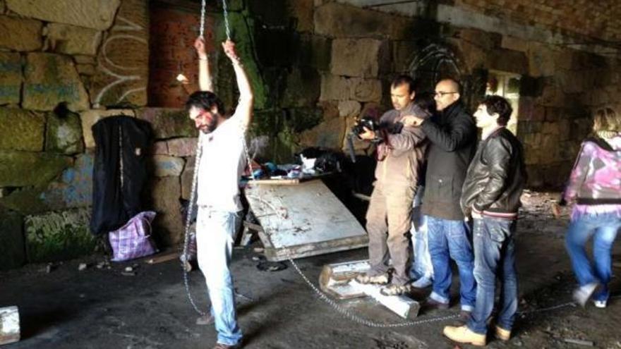 El equipo de rodaje graba una de las escenas del trabajo audiovisual &quot;Non tocar&quot;, de Juan Parcero.