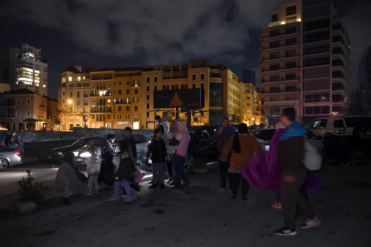 Beirut (Lebanon), 20/02/2023.- People stay outside after an earthquake felt across Lebanon in downtown Beirut, Lebanon, 20 February 2023. According to the United States Geological Survey (USGS) a 6.3-magnitude quake struck near the town of Uzunbag in Turkey’Äôs Hatay Province and was felt in Syria, Lebanon and Egypt. Many Beirut residents left their homes and took to the streets or drove in their cars away from buildings following the earthquake that comes after a 7.8-magnitude struck the region on 06 February, killing more than 46,000 people in Turkey and Syria. (Terremoto/sismo, Egipto, Líbano, Siria, Turquía, Estados Unidos) EFE/EPA/WAEL HAMZEH