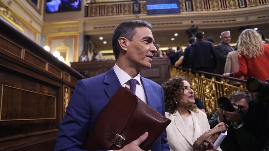 Pedro Sánchez entrant a l'hemicicle per seguir el seu debat d'investidura