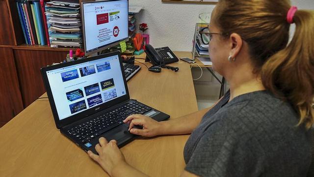 Una profesora teletrabajando durante el confinamiento. | ANTONIO AMORÓS