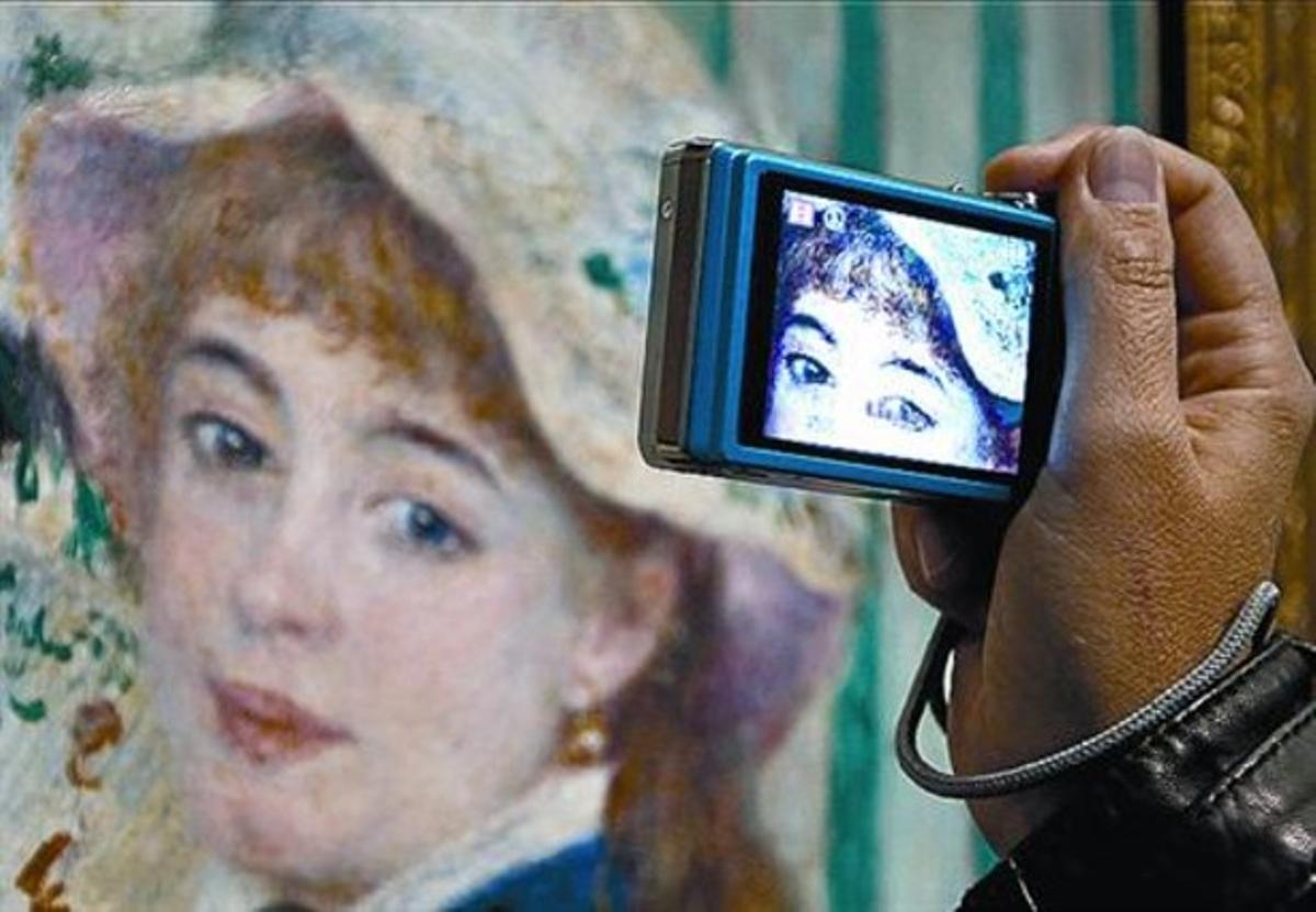 Una visitant a l’exposició contempla el quadro titulat ’La carta’ (1895-1900), un dels més tardans de la col·lecció.