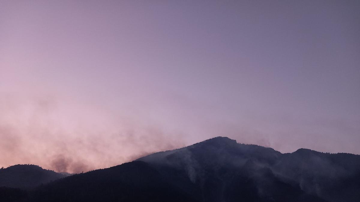 Los Bomberos trabajan en un incendio forestal en la Alta Ribagorza