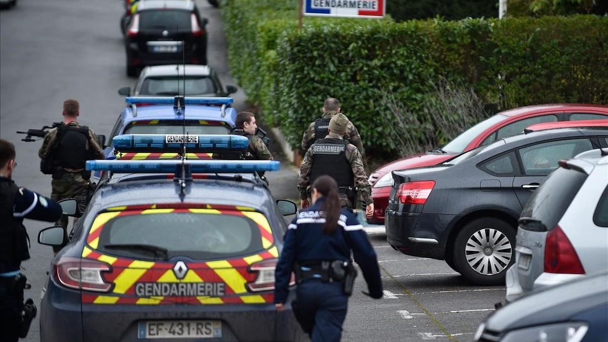 Gendarmes vigilan el acceso al cuartel de Dieuze, donde se produjo el ataque.