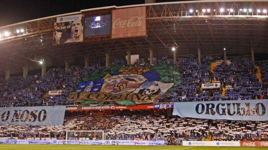 Mosaico en las gradas de Marathón Inferior y Superior durante un encuentro entre Deportivo y Celta.