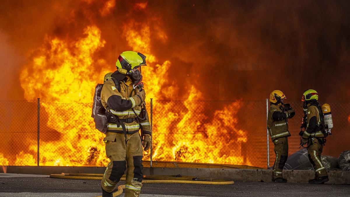 Impactantes imágenes del incendio de la fábrica de San Vicente del Raspeig