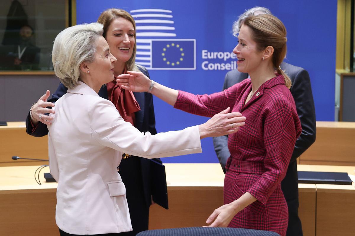 La presidenta de la Comisión Europea, Ursula von der Leyen, la presidenta del Parlamento Europeo, Roberta Metsola, y la primera ministra de Estonia, Kaja Kallas, asisten a la cumbre de líderes de la UE.