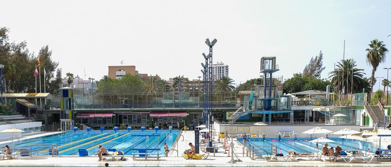 Imagen de archivo de algunos usuarios en las piscinas del CN Metropole.