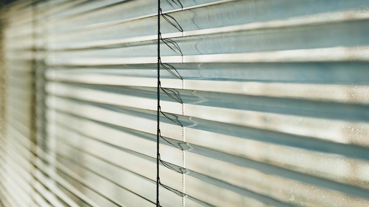 El truco para limpiar las persianas por fuera