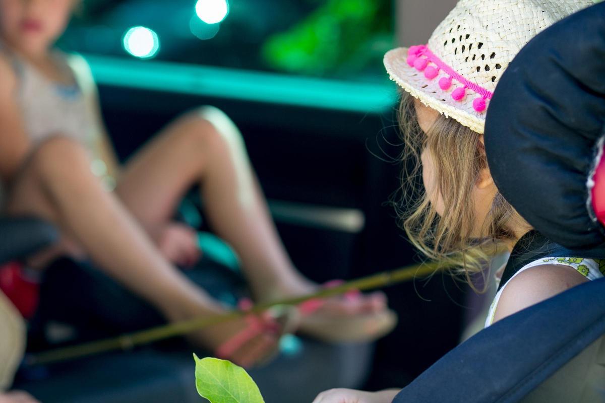 Für Kinder kann die Hitze im Auto besonders gefährlich sein.