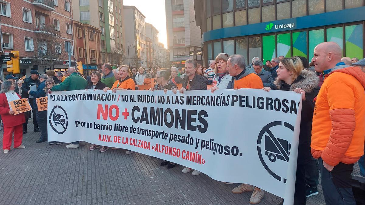 En marcha la manifestación vecinal en Gijón para reivindicar una alternativa en los accesos a El Musel. "Basta ya de engaños", señalan los asistentes.
