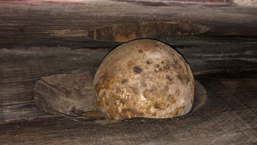 Hallan dos bolas de cañón escondidas en una campana de una parroquia valenciana