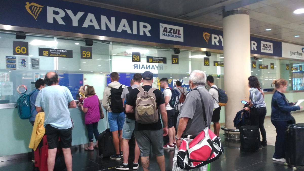 Pasajeros en los mostradores de Ryanair.
